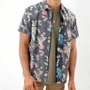 American Eagle Tropical Resort Shirt Button Up Size XL Floral Summer Resortwear